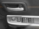 <パワーウィンドウ>運転席で全座席の窓をラクラク操作!元気なお子様やワンちゃんのイタズラも防いでいただけますよ!