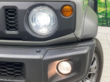 【LEDヘッドライト】悪天候や夜間走行時も良好な視界を確保し安心して運転できる高輝度LEDヘッドライトを装備!点灯速度が早く、消費電力も抑えられています。