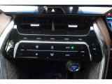 ★運転席と助手席でそれぞれお好みに合わせて温度設定が行えるフルオートエアコンです。外気温や室温、日射量を感知し、吹き出し温度、風量を緻密に制御します