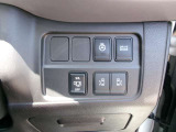 両側パワースライドドアスイッチで運転席からも開閉操作が出来ます。