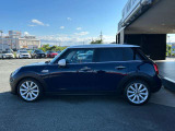 この色遣い!このお洒落感はMINIだけです。外装の顔やボディーだけでも充分かわいいですが、内装も楽しめるインテリア空間となっております。MINIに乗るだけで普段の運転がさらに楽しくなりますよ。