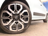 ●純正17インチアルミホイール:輸入車ならではの卓越した走りを支えるホイールと足回りです!日本車の走りに慣れている方にもぜひ体感して頂きたいほど、高いレベルでまとまっています!