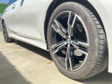 BMW純正アルミホイールです。納車時にはアルミホイールコーティングも承っております!是非ご検討下さいませ。