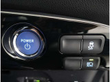 スマートキーを携帯していればキーを取り出さずにドアを施錠&解錠。クルマの始動も可能です。