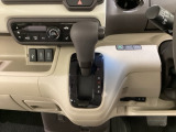 CVT車のセレクトレバーです。低速から高速まで、変速ショックのないスムーズな走りを実現するとともに、エンジン効率のよい領域を維持することで燃費にも貢献します。