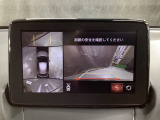狭い場所での駐車やすれ違いなどでより的確な運転操作に役立つ360&deg;ビューモニターが装備されています。