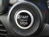 【プッシュスタート】キーが車内にあれば、エンジンの始動・停止はブレーキを踏んでスイッチを押すだけ!キーを取り出す手間を省き、ワンプッシュで操作するので簡単でスムーズ!