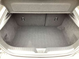 荷室容量は334Lです。荷室長840mm、幅1100mmで、9インチのゴルフバッグを2個積載可能です(後席片側倒し)。後席を倒すと約1500mmまで長さを拡張でき、日常使いや小旅行には十分な空間を確保しています。