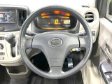 インテリアに合わせたデザインのステアリングは、運転される方のことも考え、運転しやすい形状、大きさです。是非一度、実際に触ってお確かめください。