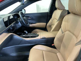 高いホールド性で運転姿勢が安定します。長距離ドライブでも疲れにくいのが魅力です。快適なドライビングライフをお送りください♪
