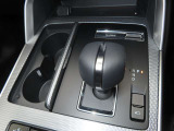 CX-80の力強い走りを、8ATでコントロールいたします。シフトレバー左側には、蓋付きのドリンクホルダーを前二席分備えています。