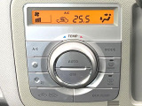 【オートエアコン】一度お好みの温度に設定すれば、車内の温度を検知し風量や温度を自動で調整。暑い&hellip;寒い&hellip;と何度もスイッチ操作をする必要はありません。快適な車内空間には必須の機能ですね♪