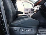 パワーシート搭載。微妙な調整が手軽にでき、ピッタリなポジションで運転することが可能です。