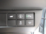 パーキングセンサーや横滑りを防ぐVSA等のスイッチ類は運転席の右側、手の届きやすい位置にあります。