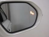 隣車線を走る車両をレーダーで検知し、ドアミラーでは確認しにくい後側方エリアに存在する車両に加え、急接近してくる車両も検知します。車両を検知するとドアミラーに搭載されたLEDインジケーターが点灯します。