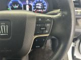 前方の車との車間を設定し、スピードを上げたり緩めたりを自動で行ってくれる追尾式の「レーダークルーズ」。上級装備の一つです!高級車にしかつかない嬉しい機能です。