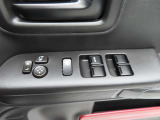 運転席のパワーウインドースイッチ部です。よく触れる場所だからこそ、使用状態があらわれますよね。ぜひこうした所もチェックしてください。
