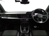 室内の使用感も少なく、まだまだこれから安心して長くお乗りいただけるお車です。