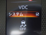【横滑り防止】ハンドル操作や滑りやすい路面を走行中、横滑りを感知すると自動的に車両の進行を保つよう制御!