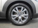 18インチ純正アルミホイールを装備。タイヤサイズは215/55R18となります。