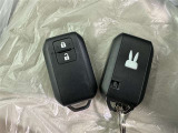 スマートキーをポケットやバッグに携帯していれば、キーを取り出すことなくドアハンドルを握り解錠、ドアハンドルのセンサーに触れるだけで施錠できます。