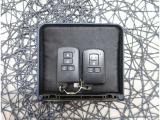 【スマートキー】キーをバッグやポケットに入れたままでもドアロックの開閉が出来るほか、エンジンキーを挿さなくてもエンジンスタートストップが出来ます。