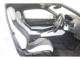 操作性に優れた運転席となります!小物入れや各ボタンの配置にこだわり、使いやすいです!座り心地もよく視認性も良好なのでロングドライブもお任せ下さい!