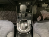 CVT車のセレクトレバーです。低速から高速まで、変速ショックのないスムーズな走りを実現するとともに、エンジン効率のよい領域を維持することで燃費にも貢献します。