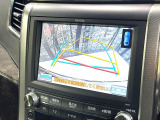 【バックカメラ】駐車時に後方がリアルタイム映像で確認できます。大型商業施設や立体駐車場での駐車時や、夜間のバック時に大活躍!運転スキルに関わらず、今や必須となった装備のひとつです!