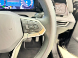 マルチファンクションスイッチつきの本革巻きステアリングは、より安全な長時間ドライブをサポートします。