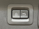 【パワーバックドア】スマートキーや運転席のボタンを押すだけでリアゲートが自動で開閉します!荷物を持っている時や、高い位置にあるバックドアを閉める際に便利な機能です♪