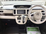 視野移動が少なく、運転に必要な機能をまとめ使いやすさのある運転席まわりです。