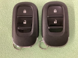 スマートキーを装備しています。鍵を差し込むことなくドアロックの開け閉めと、スタートボタン操作でのエンジンスタートができます。スペアキーも同じものを用意しております。