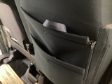 【シートバックポケット】すぐ手に取りたいアイテムをスマートにしまっておけます。限られた空間を有効に活用でき、長距離のドライブでも車内を清潔感のある落ち着いた状態に保ってくれる実用的な機能です。