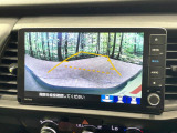 【バックカメラ】駐車時に後方がリアルタイム映像で確認できます。大型商業施設や立体駐車場での駐車時や、夜間のバック時に大活躍!運転スキルに関わらず、今や必須となった装備のひとつです!