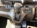 シフトはインパネシフト、パーキングブレーキは電子制御なので運転席と助手席の間はすっきりしています。