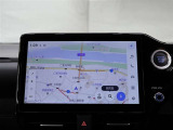 【ディスプレイオーディオ(コネクティッドナビ対応)Plus】通信型のコネクティッドナビに加え車載ナビも搭載しています。コネクティッドナビはご契約を頂くとR27年3月31日まで無料でご利用いただけます。