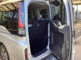 テールゲートは人が乗り降りする時のヨコ開きと、荷物を載せる時は通常のタテ開きの、2通りの開閉ができる、わくわくゲートです。