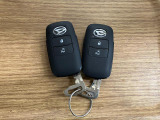【スマートキー】 スマートキーを携帯していれば、ドアハンドルのボタンを押してロックの解除ができ、パワースライドドア(左側)もワンタッチで開閉できます。