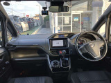 【運転席・インパネまわり】ハンドル・シート・フロアーなど隅々までプロによるクリーニング済み☆彡キレイな車内でドライブが一層快適にお楽しみいただけます!!