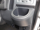 運転席の横にはドリンクホルダー備え付けです♪