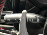 【パドルシフト】ハンドルから手を離さずに素早くシフトアップ&ダウンができるので、エンジンブレーキを使う下り坂や高速道路の合流で加速したい場面で役立ちます。