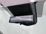 スマートルームミラーで後方の映像がルームミラーで確認できます。