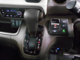 インパネシフトだから視線の移動も少なく足元もスッキリ。運転席もゆったりしているのでゆとりを持ってドライブできますね。