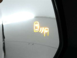 【BSM(ブラインドスポットモニター)】・・・隣の車線を走る車両をレーダーで感知。車両を感知するとドアミラーに搭載されたLEDインジケーターが点灯。