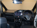 オシャレなインテリアで運転する気分も盛り上がりますよね^^