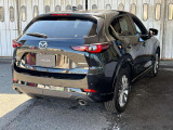 ジェットブラックマイカがこのお車をより一層輝かせます。