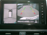 リバースにシフトするとまるで上空から見下ろしているような感じにナビゲーション画面に映し出します