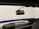 後方にもドライブレコーダーのカメラが付いています。前後両方でお車の周りを監視・記録いたします。