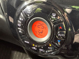 【オートエアコン】一度お好みの温度に設定すれば、車内の温度を検知し風量や温度を自動で調整。暑い&hellip;寒い&hellip;と何度もスイッチ操作をする必要はありません。快適な車内空間には必須の機能ですね♪